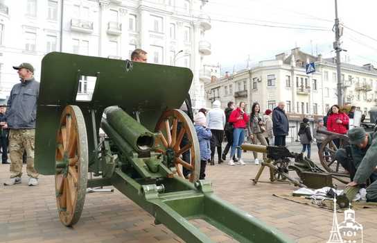 Новини Вінниці / Столітня бронетехніка та гармати у центрі Вінниці: на площі перед міськрадою розгорнуто виставку історичної воєнної техніки (ФОТО, ВІДЕО)