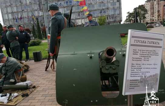 Новини Вінниці / Столітня бронетехніка та гармати у центрі Вінниці: на площі перед міськрадою розгорнуто виставку історичної воєнної техніки (ФОТО, ВІДЕО)