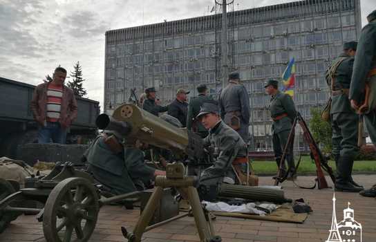 Новини Вінниці / Столітня бронетехніка та гармати у центрі Вінниці: на площі перед міськрадою розгорнуто виставку історичної воєнної техніки (ФОТО, ВІДЕО)