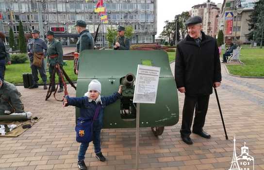Новини Вінниці / Столітня бронетехніка та гармати у центрі Вінниці: на площі перед міськрадою розгорнуто виставку історичної воєнної техніки (ФОТО, ВІДЕО)