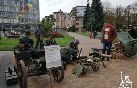 Новини Вінниці / Столітня бронетехніка та гармати у центрі Вінниці: на площі перед міськрадою розгорнуто виставку історичної воєнної техніки (ФОТО, ВІДЕО)