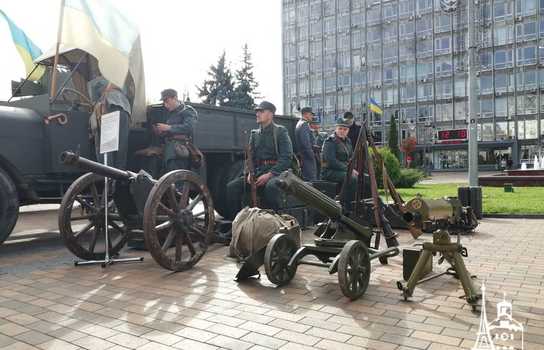 Новини Вінниці / Столітня бронетехніка та гармати у центрі Вінниці: на площі перед міськрадою розгорнуто виставку історичної воєнної техніки (ФОТО, ВІДЕО)