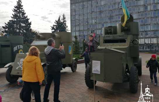 Новини Вінниці / Столітня бронетехніка та гармати у центрі Вінниці: на площі перед міськрадою розгорнуто виставку історичної воєнної техніки (ФОТО, ВІДЕО)