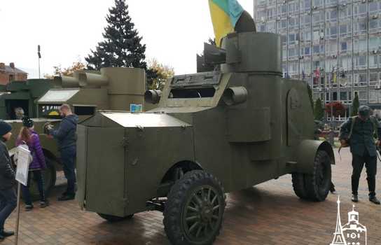 Новини Вінниці / Столітня бронетехніка та гармати у центрі Вінниці: на площі перед міськрадою розгорнуто виставку історичної воєнної техніки (ФОТО, ВІДЕО)