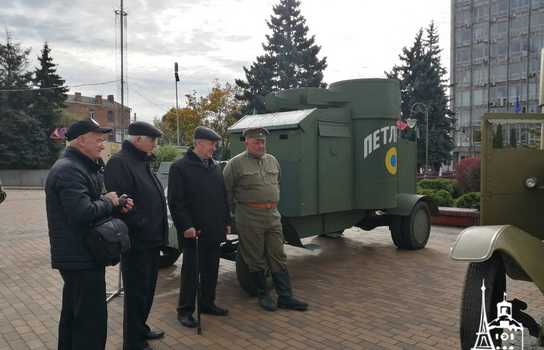 Новини Вінниці / Столітня бронетехніка та гармати у центрі Вінниці: на площі перед міськрадою розгорнуто виставку історичної воєнної техніки (ФОТО, ВІДЕО)