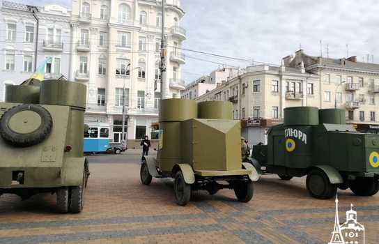Новини Вінниці / Столітня бронетехніка та гармати у центрі Вінниці: на площі перед міськрадою розгорнуто виставку історичної воєнної техніки (ФОТО, ВІДЕО)