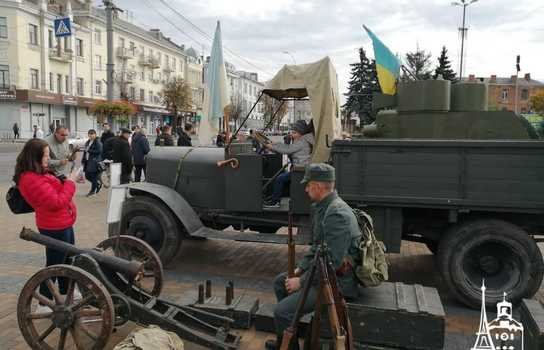 Новини Вінниці / Столітня бронетехніка та гармати у центрі Вінниці: на площі перед міськрадою розгорнуто виставку історичної воєнної техніки (ФОТО, ВІДЕО)