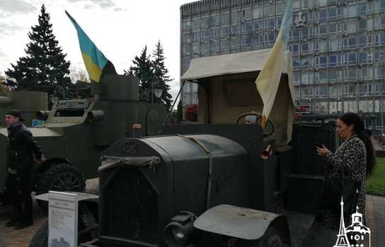 Новини Вінниці / Столітня бронетехніка та гармати у центрі Вінниці: на площі перед міськрадою розгорнуто виставку історичної воєнної техніки (ФОТО, ВІДЕО)