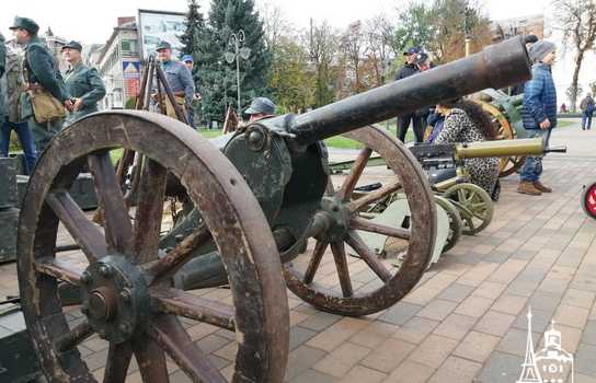 Новини Вінниці / Столітня бронетехніка та гармати у центрі Вінниці: на площі перед міськрадою розгорнуто виставку історичної воєнної техніки (ФОТО, ВІДЕО)