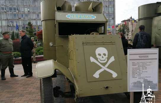 Новини Вінниці / Столітня бронетехніка та гармати у центрі Вінниці: на площі перед міськрадою розгорнуто виставку історичної воєнної техніки (ФОТО, ВІДЕО)