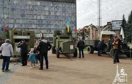 Новини Вінниці / Столітня бронетехніка та гармати у центрі Вінниці: на площі перед міськрадою розгорнуто виставку історичної воєнної техніки (ФОТО, ВІДЕО)