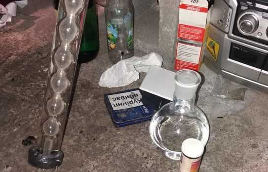 Новини Вінниці / В Ладижині молодик облаштував у гаражі сучасну лабораторію. Сусіди видали «хіміка» поліції (ФОТО)