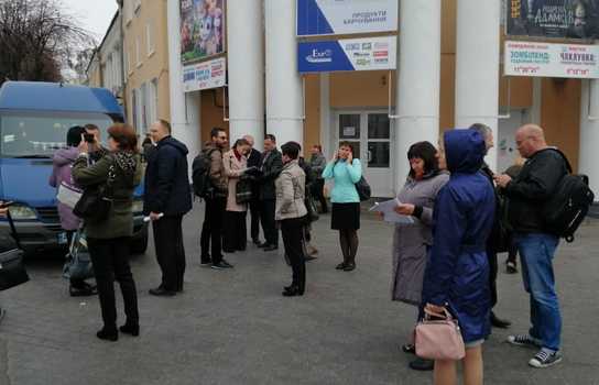 Новини Вінниці / У Вінниці «замінували» будівлю облдержадміністрації та облради (ФОТО, ВІДЕО)