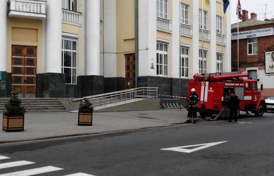 Новини Вінниці / У Вінниці «замінували» будівлю облдержадміністрації та облради (ФОТО, ВІДЕО)