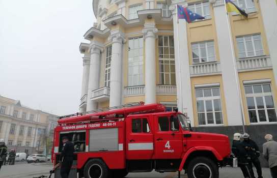 Новини Вінниці / У Вінниці «замінували» будівлю облдержадміністрації та облради (ФОТО, ВІДЕО)