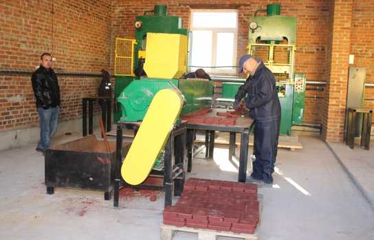 Новини Вінниці / Тротуари в Іллінцях на Вінниччині викладуть плиткою, виготовленою зі сміття (ФОТО)