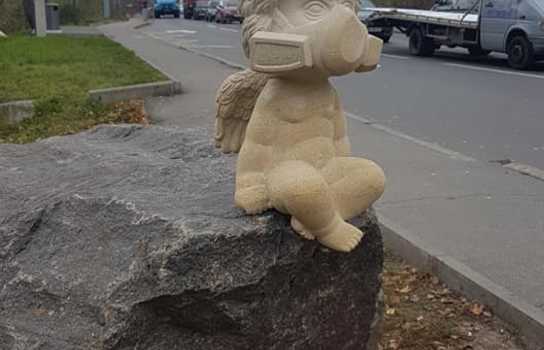 Новини Вінниці / Ангел у респіраторі прикрасив перехресті біля мосту у Вінниці (ФОТО)