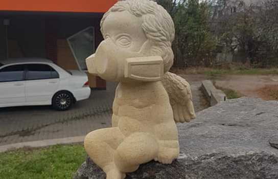 Новини Вінниці / Ангел у респіраторі прикрасив перехресті біля мосту у Вінниці (ФОТО)