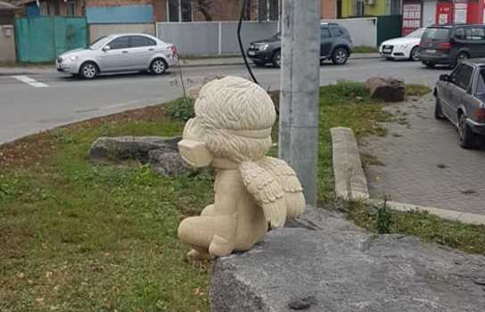 Новини Вінниці / Ангел у респіраторі прикрасив перехресті біля мосту у Вінниці (ФОТО)