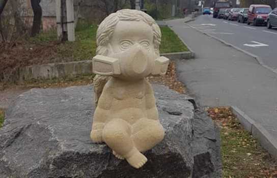 Новини Вінниці / Ангел у респіраторі прикрасив перехресті біля мосту у Вінниці (ФОТО)