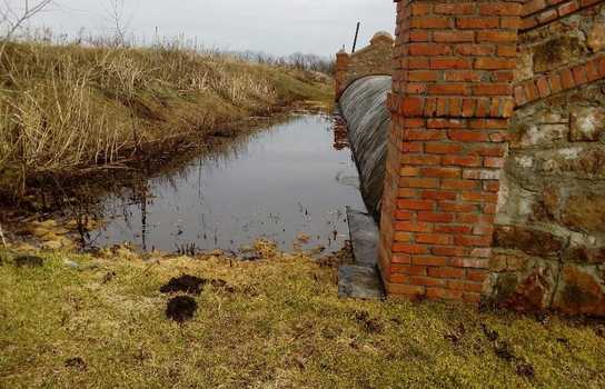 Новини Вінниці / У мережі виклали світлини того, як відходи з Тростянецького спиртзаводу на Вінниччині знищили «все живе» навколо пам’ятника загиблим євреям (ФОТО)