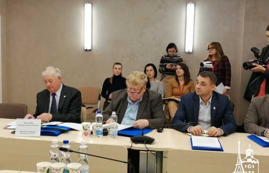 Новини Вінниці / Нардепи від Вінниччини не захотіли говорити про розвиток самоврядування із представниками громад (ФОТО, ВІДЕО)