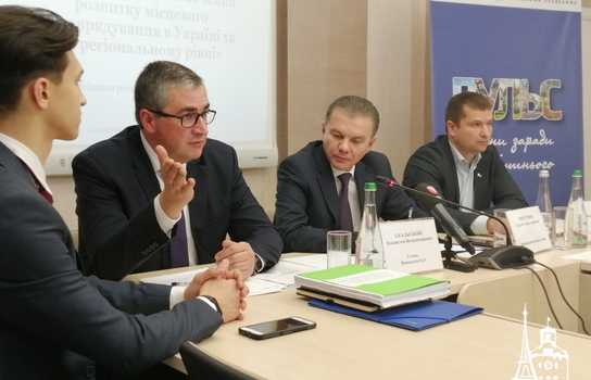 Новини Вінниці / Нардепи від Вінниччини не захотіли говорити про розвиток самоврядування із представниками громад (ФОТО, ВІДЕО)