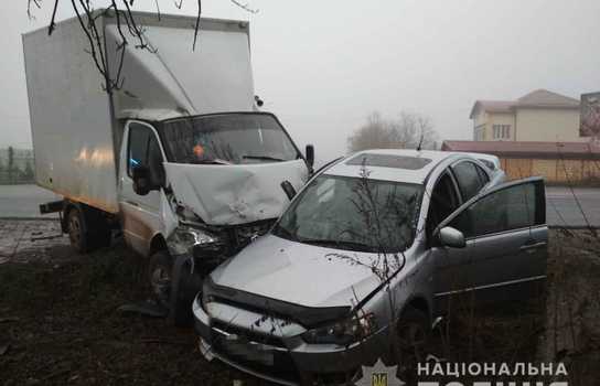 Новини Вінниці / Четверо людей постраждало у ДТП на околиці Вінниці. Водій легковика у «тумані» не побачив ГАЗ (ФОТО)