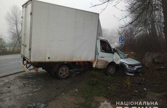 Новини Вінниці / Четверо людей постраждало у ДТП на околиці Вінниці. Водій легковика у «тумані» не побачив ГАЗ (ФОТО)