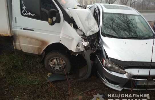 Новини Вінниці / Четверо людей постраждало у ДТП на околиці Вінниці. Водій легковика у «тумані» не побачив ГАЗ (ФОТО)