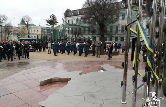 Новини Вінниці / У Вінниці вшановують пам’ять Небесної Сотні: відбулось покладання квітів до «Дерева Свободи» (ФОТО, ВІДЕО)