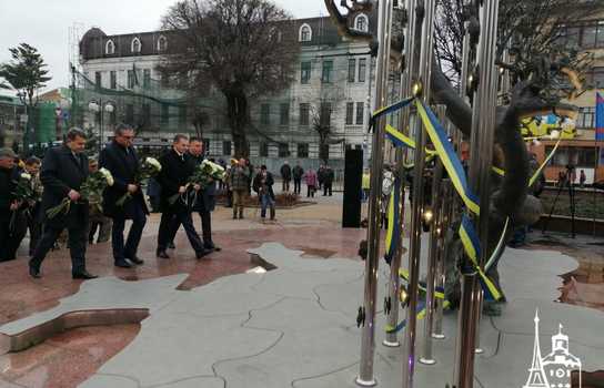 Новини Вінниці / У Вінниці вшановують пам’ять Небесної Сотні: відбулось покладання квітів до «Дерева Свободи» (ФОТО, ВІДЕО)