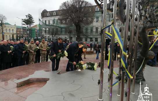 Новини Вінниці / У Вінниці вшановують пам’ять Небесної Сотні: відбулось покладання квітів до «Дерева Свободи» (ФОТО, ВІДЕО)