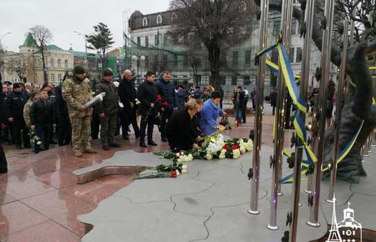 Новини Вінниці / У Вінниці вшановують пам’ять Небесної Сотні: відбулось покладання квітів до «Дерева Свободи» (ФОТО, ВІДЕО)