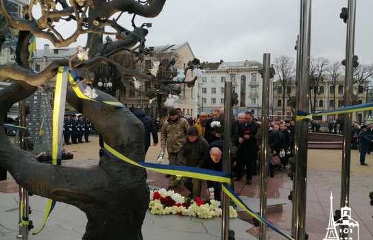 Новини Вінниці / У Вінниці вшановують пам’ять Небесної Сотні: відбулось покладання квітів до «Дерева Свободи» (ФОТО, ВІДЕО)