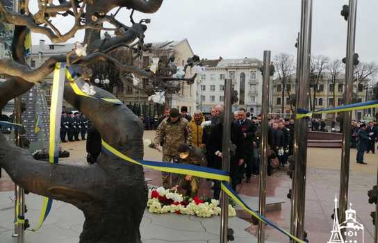 Новини Вінниці / У Вінниці вшановують пам’ять Небесної Сотні: відбулось покладання квітів до «Дерева Свободи» (ФОТО, ВІДЕО)