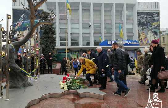 Новини Вінниці / У Вінниці вшановують пам’ять Небесної Сотні: відбулось покладання квітів до «Дерева Свободи» (ФОТО, ВІДЕО)