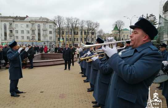 Новини Вінниці / У Вінниці вшановують пам’ять Небесної Сотні: відбулось покладання квітів до «Дерева Свободи» (ФОТО, ВІДЕО)