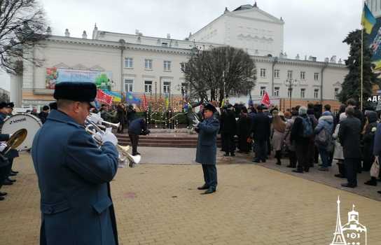 Новини Вінниці / У Вінниці вшановують пам’ять Небесної Сотні: відбулось покладання квітів до «Дерева Свободи» (ФОТО, ВІДЕО)
