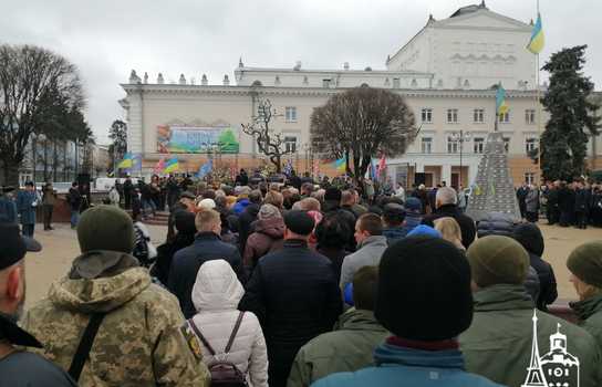 Новини Вінниці / У Вінниці вшановують пам’ять Небесної Сотні: відбулось покладання квітів до «Дерева Свободи» (ФОТО, ВІДЕО)