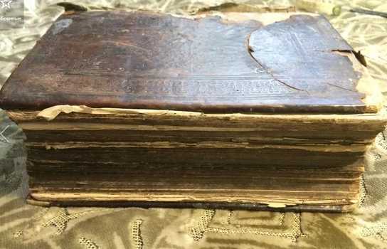 Новини Вінниці / Вінничанин продає старовинну Біблію, зізнаючись, що віддає музейний експонат (ФОТО)