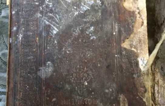 Новини Вінниці / Вінничанин продає старовинну Біблію, зізнаючись, що віддає музейний експонат (ФОТО)