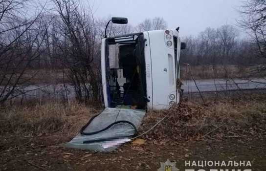 Новини Вінниці / На Вінниччині «зійшов» з дороги та перекинувся рейсовий автобус. П’ятеро людей постраждало (ФОТО) 