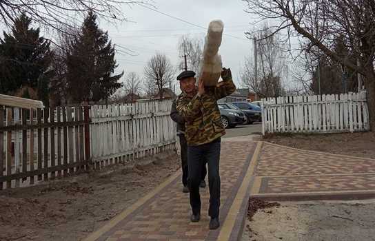 Новини Вінниці / В селі на Вінниччині світлинами чоловіків заохочують до безкоштовної роботи. В ОТГ винайшли спосіб по залученню працівників