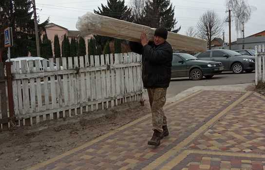 Новини Вінниці / В селі на Вінниччині світлинами чоловіків заохочують до безкоштовної роботи. В ОТГ винайшли спосіб по залученню працівників