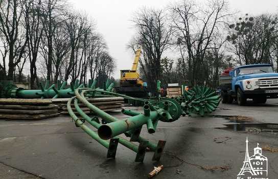 Новини Вінниці / У Вінниці сьогодні починають монтувати головну новорічну ялинку міста: загалом планують витратити понад мільйон гривень (ФОТО)