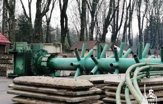 Новини Вінниці / У Вінниці сьогодні починають монтувати головну новорічну ялинку міста: загалом планують витратити понад мільйон гривень (ФОТО)