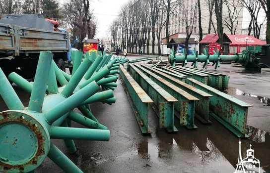 Новини Вінниці / У Вінниці сьогодні починають монтувати головну новорічну ялинку міста: загалом планують витратити понад мільйон гривень (ФОТО)