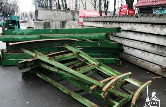 Новини Вінниці / У Вінниці сьогодні починають монтувати головну новорічну ялинку міста: загалом планують витратити понад мільйон гривень (ФОТО)