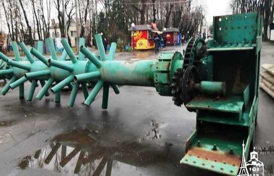 Новини Вінниці / У Вінниці сьогодні починають монтувати головну новорічну ялинку міста: загалом планують витратити понад мільйон гривень (ФОТО)